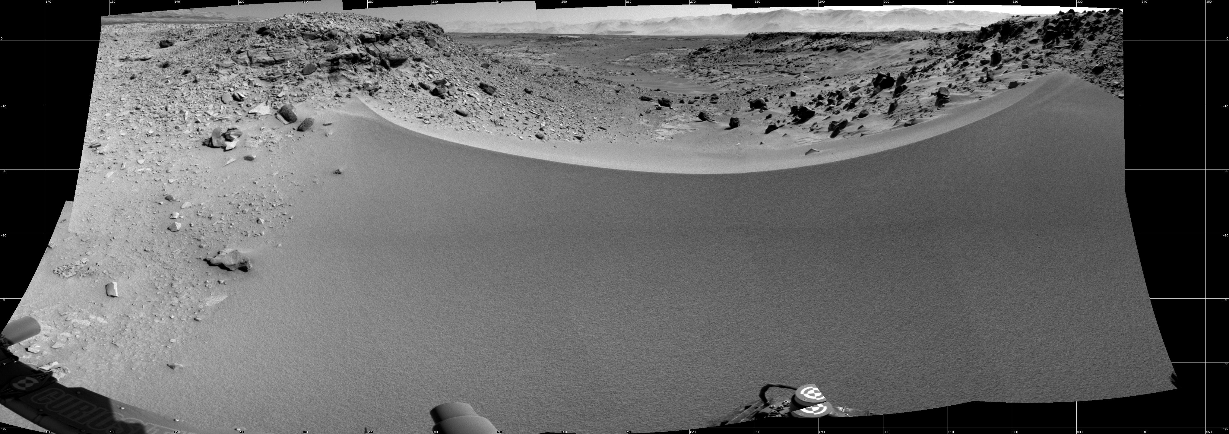 Mars Rover Curiosity Poised at Edge of Red Planet Dune (Photo)